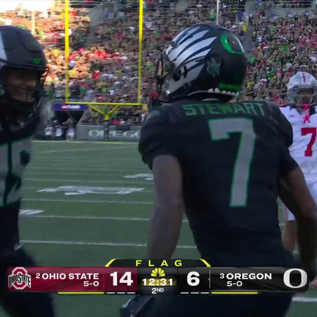 What a throw. What a catch. Dillon Gabriel 🤝 𝓮𝓿𝓪𝓷 𝓼𝓽𝓮𝔀𝓪𝓻𝓽 #GoDucks