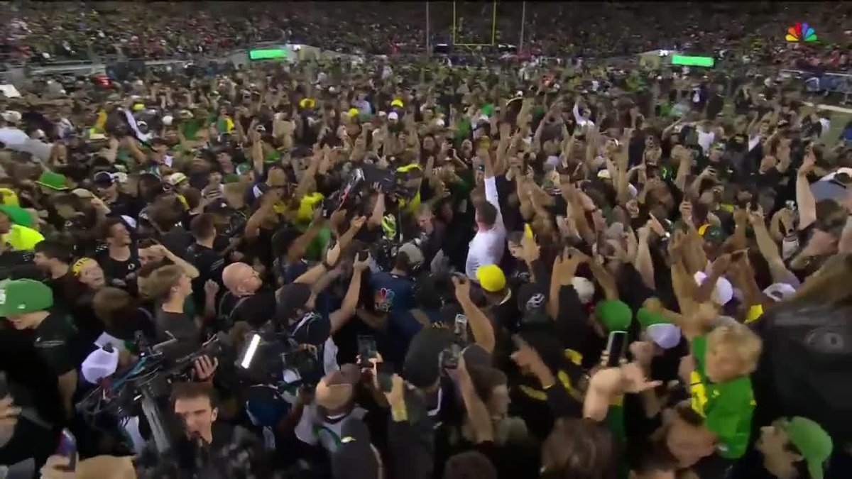 The final play and the celebration 👀 No doubt, No. 3 Oregon Football is going to enjoy this one. #B1GFootball