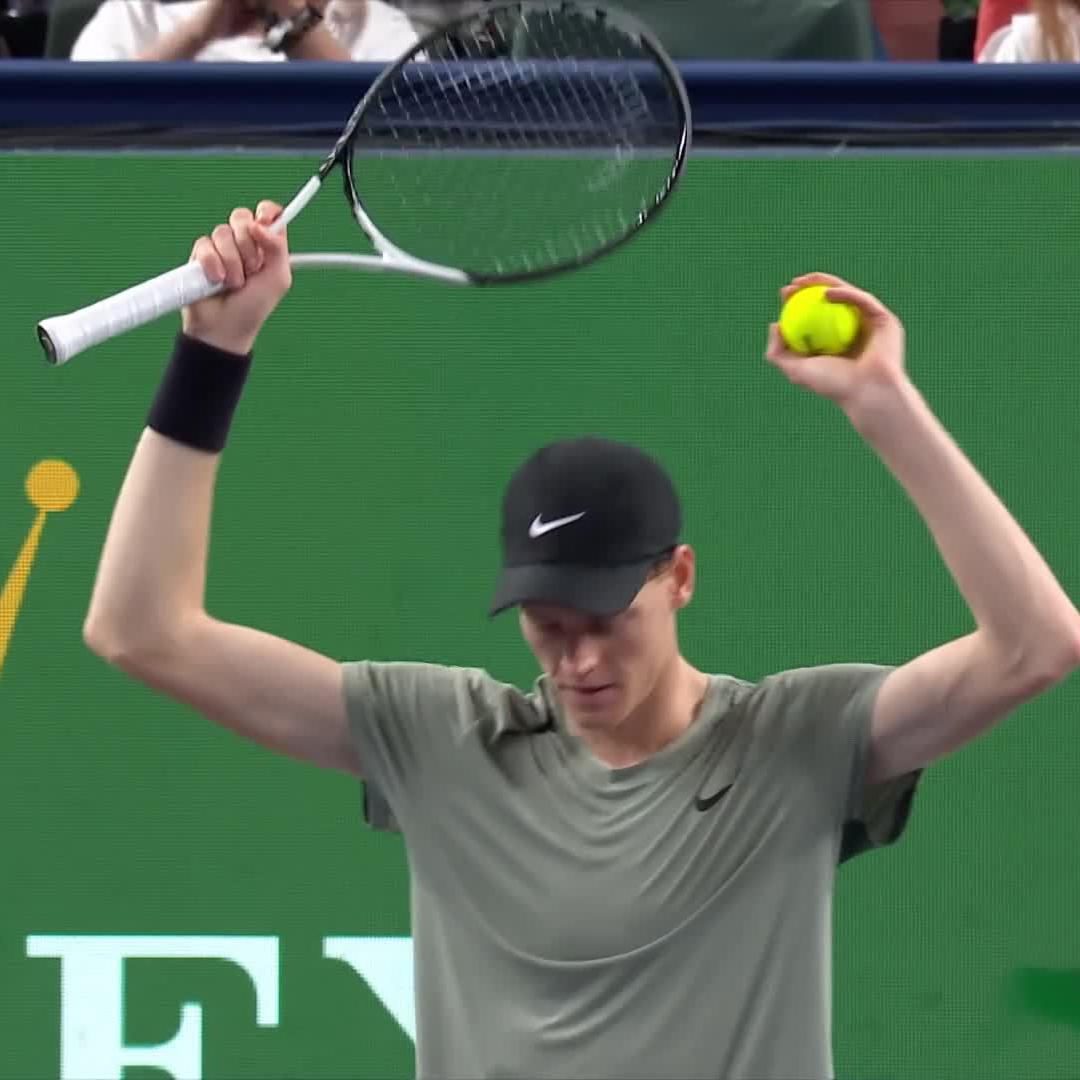 Jannik Sinner’s reaction after beating Novak Djokovic to become the youngest man in history to win Shanghai. One of the calmest reactions you’re ever going to see after a win of this magnitude. 🇮🇹🦊🥶