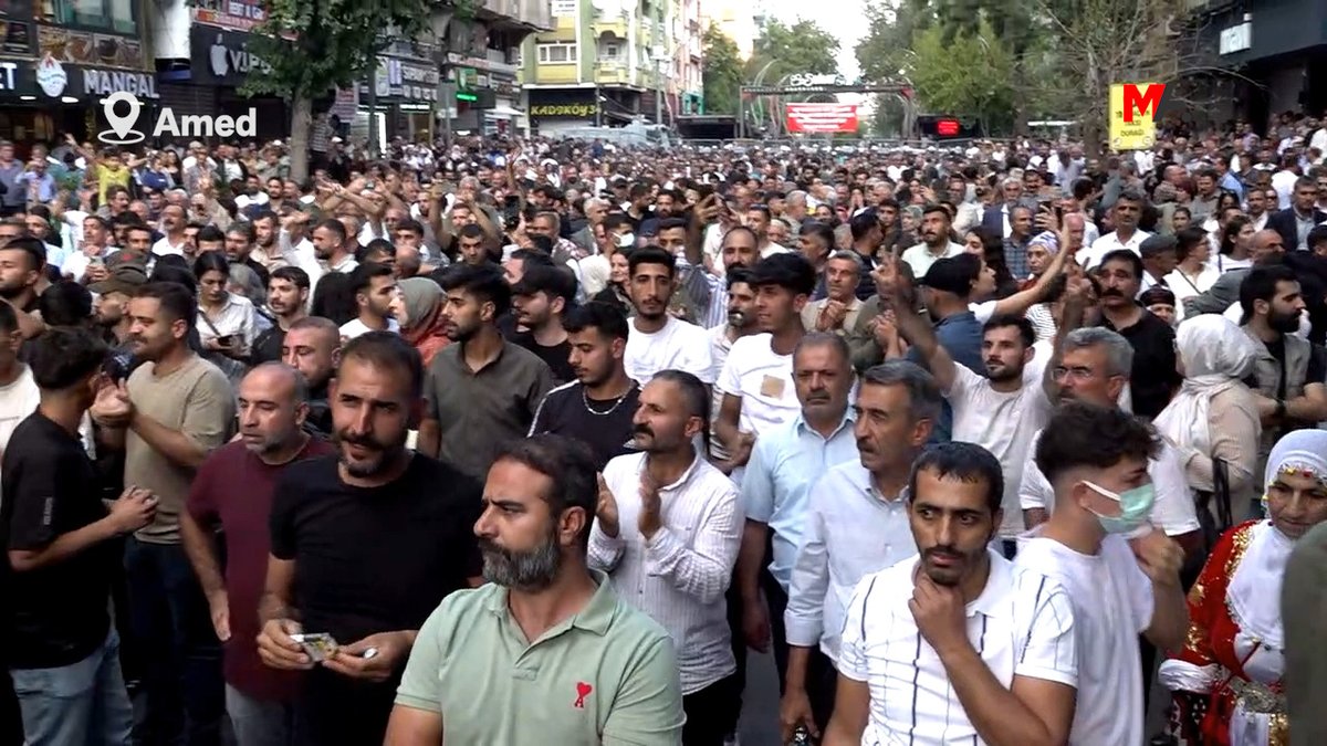 Amed sokaklarında "Bijî Serok Apo" sloganı yankılanıyor.