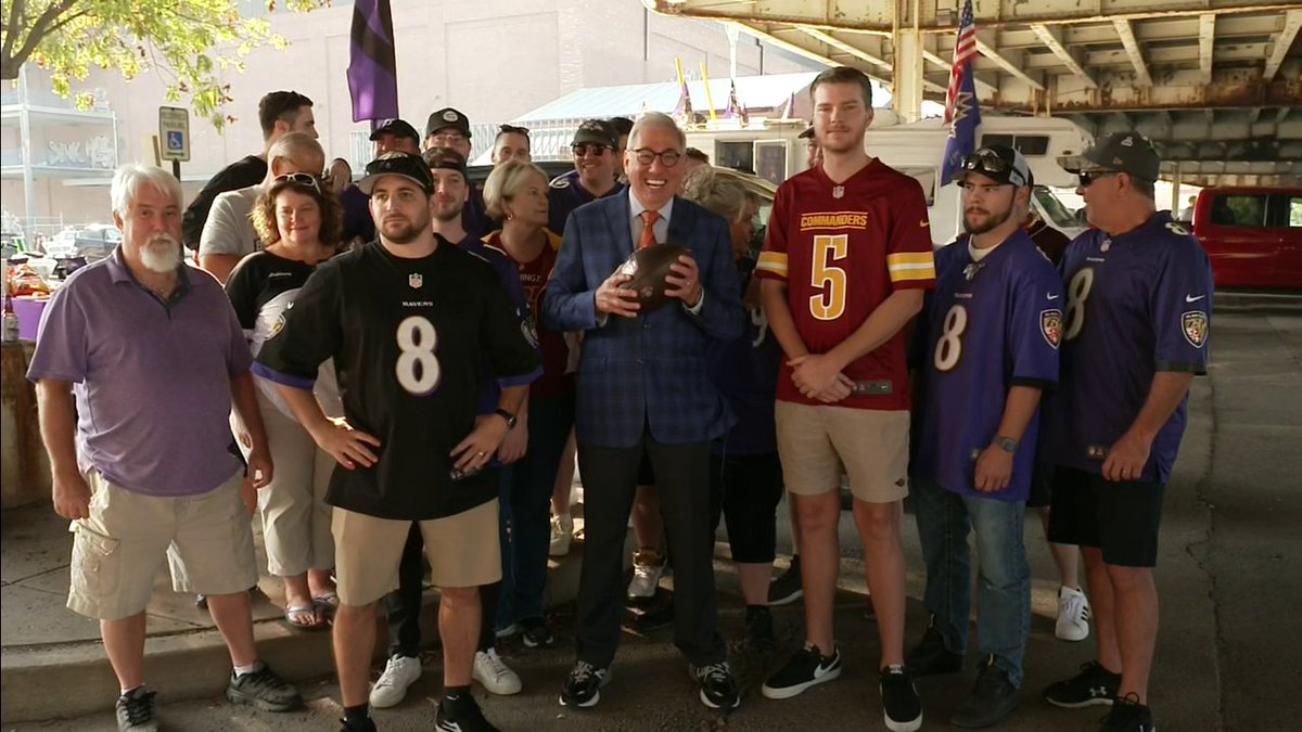Sal Paolantonio is live in Maryland hosting fan races ahead of Commanders vs. Ravens while the crew eats crabs 🦀