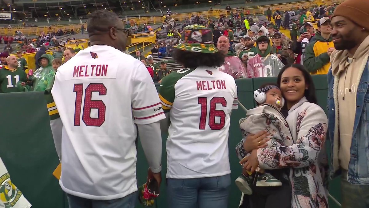 GB Green Bay Packers WR Bo Melton and his brother, Arizona Cardinals CB Max Melton, will play each other today at Lambeau Field. His family is in attendance wearing these split jerseys to support both players, gotta love it 🙏