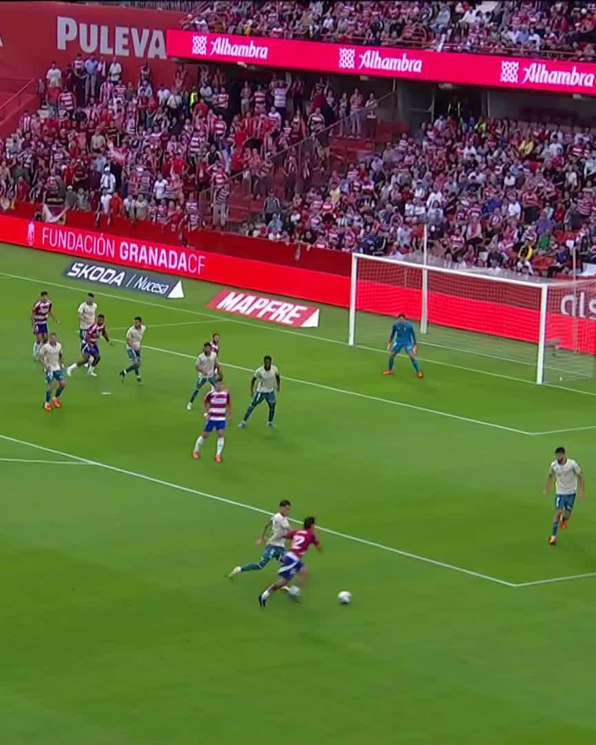 😱 ¡MADRE MÍA! ¡QUÉ PARADÓN DE CARLOS MARÍN! 🧤 ¡Espectacular intervención del meta del Córdoba CF para evitar el gol de Weissman para el Granada CF ❤️⚪️! #LALIGAHYPERMOTION #LALIGAHighlights #GranadaCórdoba