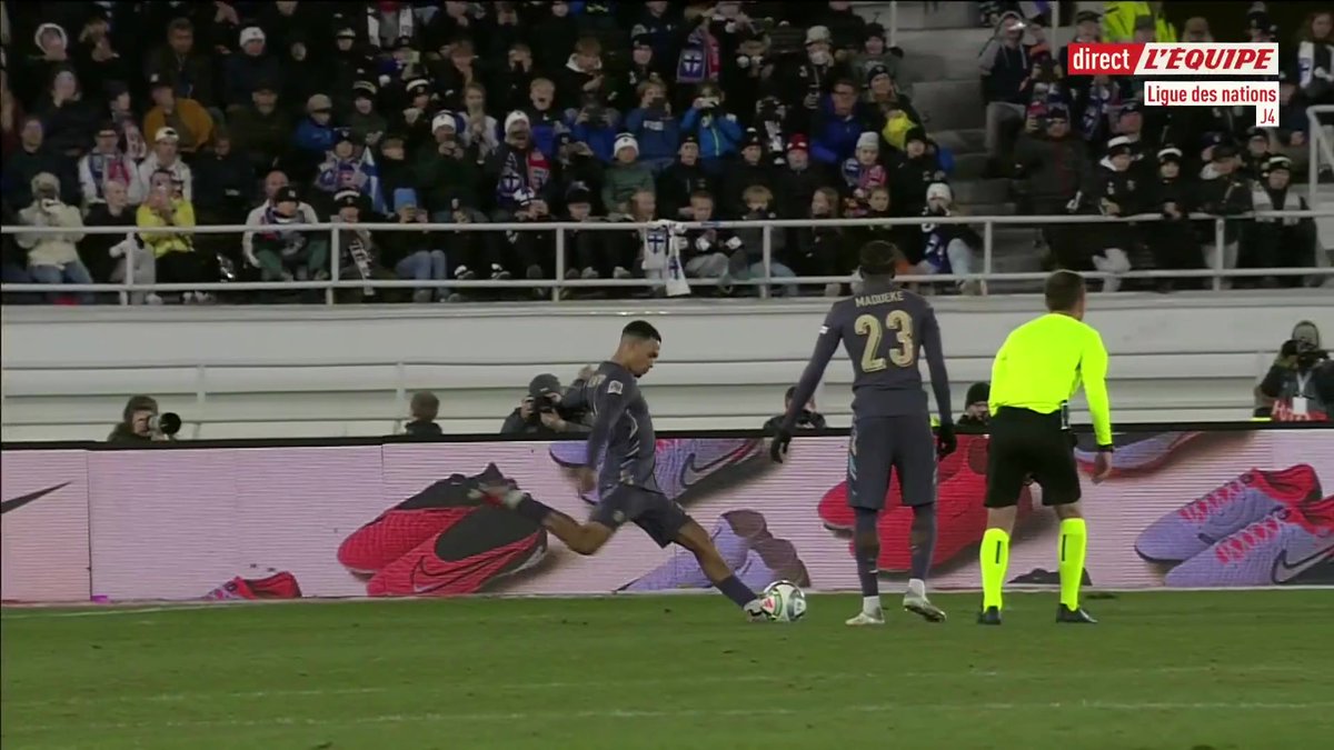 Encore un coup franc magnifique de Trent Alexander-Arnold. 🤩🎯🏴 🎥 la chaine L'Équipe