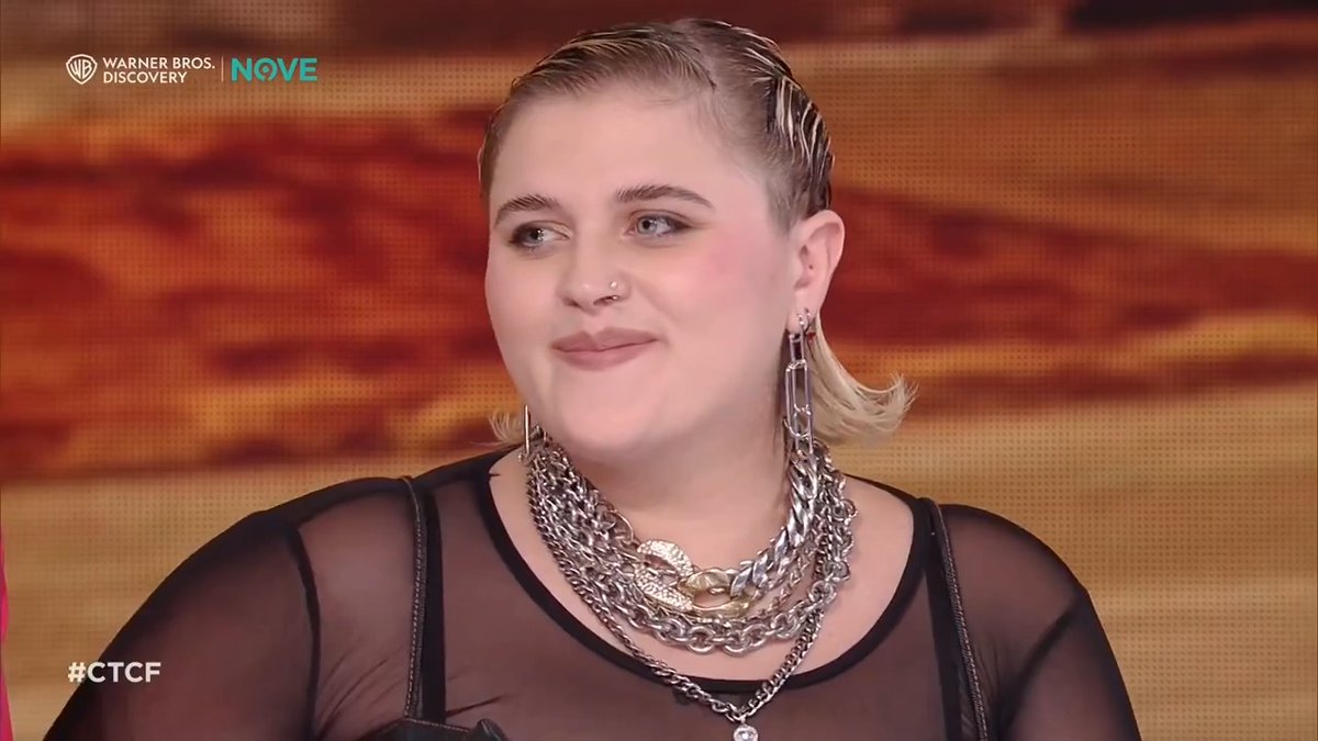 "Dobbiamo trovare l'audio e il video di Simona Ventura che la canta, perché non ha azzeccato neanche una parol" BigMama e la hit "Mezzo rotto" con Alessandra Amoroso