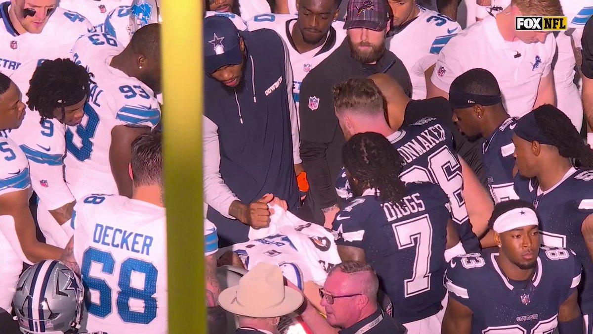 Before being carted off, players from both teams came over to show Aidan Hutchinson some love 🙏