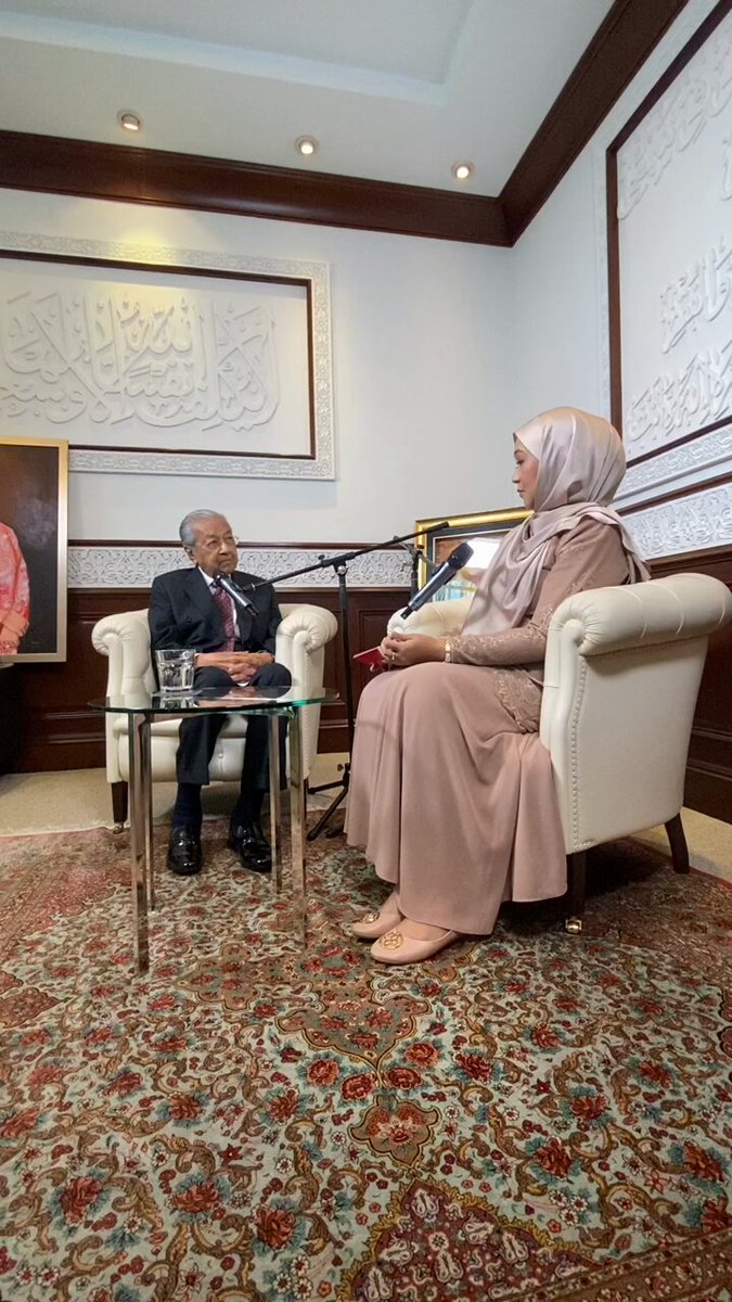 'PM ganti saya tak dengar pendapat, anggap saya usang' Bekas Perdana Menteri, Tun Dr Mahathir Mohamad mengakui yang beliau belum pernah lagi bertemu Perdana Menteri, Datuk Seri Anwar Ibrahim secara bertentang empat mata untuk membincangkan tentang hala tuju pentadbiran dan ekonomi negara. Menurutnya, kebanyakan pengganti beliau enggan mendengar pendapat kerana menganggap dirinya sudah tua dan tidak boleh mengatasi kecekapan mereka. #BeritaSemasa #SinarHarian #Interviu #TunDrMahathir #TunMahathir