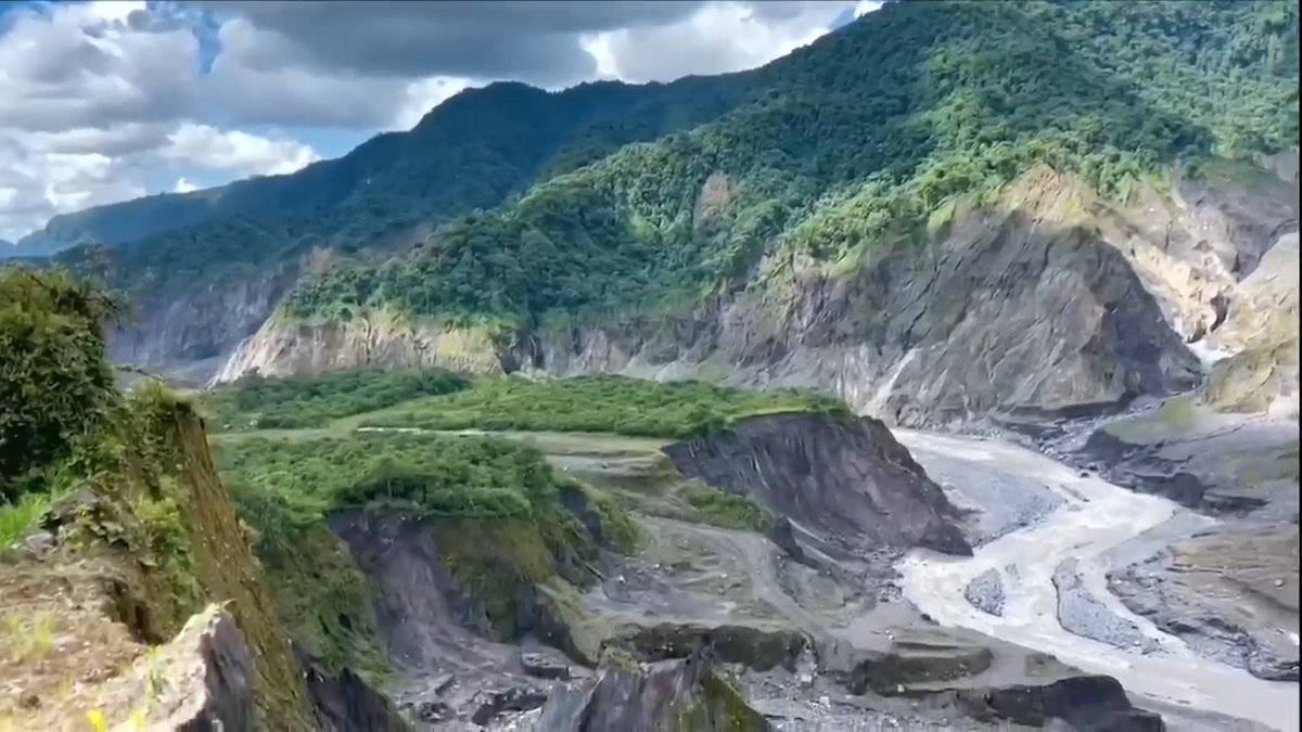 #PuntodeVista | La central hidroeléctrica Coca Codo Sinclair, el mayor generador de energía en Ecuador, está bajo investigación por presunto pago de sobornos. La obra, que costó más de 3.000 millones de dólares, presenta más de 17.000 fisuras y podría no alcanzar su vida útil. Entre 2009 y 2018, se habrían pagado $76 millones en coimas. Exmandatarios como Rafael Correa y Jorge Glas están implicados. La Contraloría señala que la falta de inversión y gestión ha frenado 14 proyectos energéticos clave en el país. Más noticias en