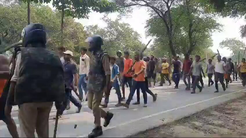 योगी जी आखिर आप यूपी में क्या करना और करवाना चाहते हैं ? हाथों में हथियार लिए ये दंगाई खुलेआम सड़कों पर घूम रहे ,तनाव और दहशत पैदा कर रहे ,कानून सोया पड़ा है ? क्या ये माना जाए कि इस दंगे फसाद सांप्रदायिकता को आपका मौन समर्थन है ? आप कानून व्यवस्था संभालने में फेल हुए हैं ,आपकी पुलिस प्रशासन खुद इस दंगे फसाद के कुचक्र के पीछे है ? आखिर इंटेलिजेंस कहां थी ? कहां था प्रशासन ? आखिर किसने इस फसाद को उकसाया ? हम सब लोग झंडा उखाड़ने और लगाने का वीडियो देख रहे हैं ,बेहद भयावह और शर्मनाक एवं आपकी सरकार पर सवालिया निशान है #नहीं_चाहिए_भाजपा