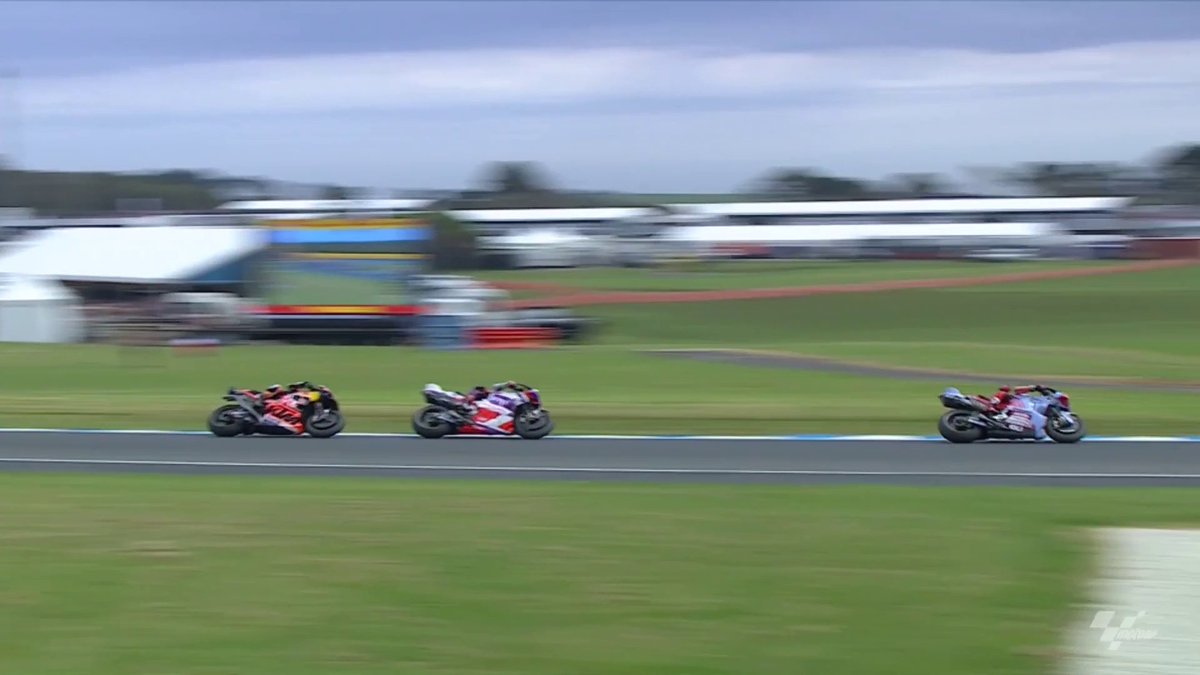 "Allez respire, respire... DEPUIS 2017 !!!" 🤯 L’an dernier en Australie, Johann Zarco remportait sa première victoire en #MotoGP 😍 Qui connaît le dernier tour par cœur ? 🥹 #AustralianGP