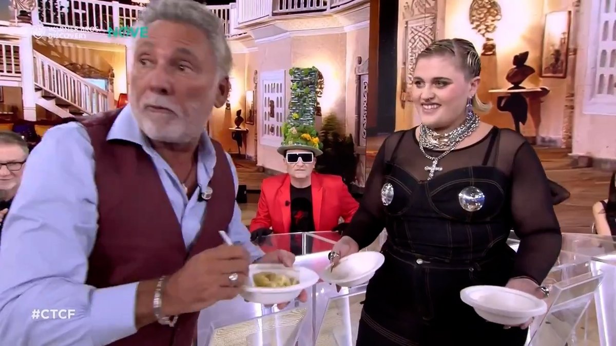 È mezzanotte passata sul Nove. Big Mama e Paolantoni servono pasta patate e provola tra un Nino Frassica interdetto e il Malgioglio di Giusti che distribuisce le posate col bosco verticale in testa. Tutti mangiano mentre viene decantato il segreto del brodo di rosmarino #CTCF