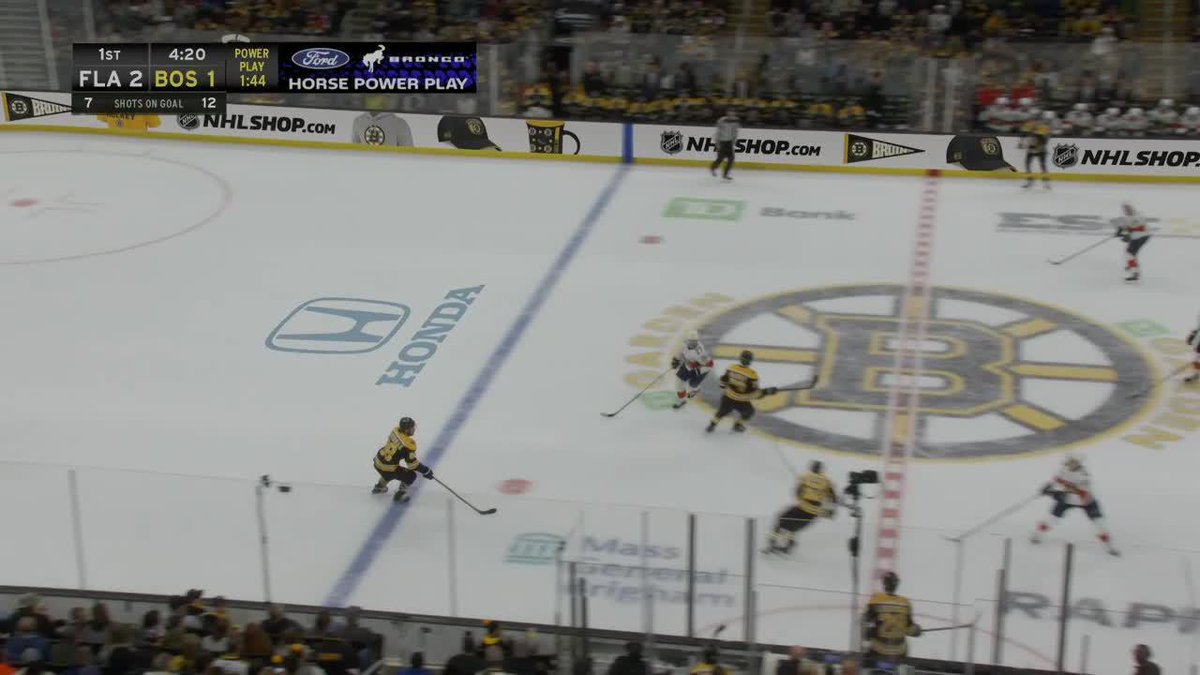 Pasta threw a hit on Reinhart so Marchy dropped the gloves with Nate Schmidt 😵💫