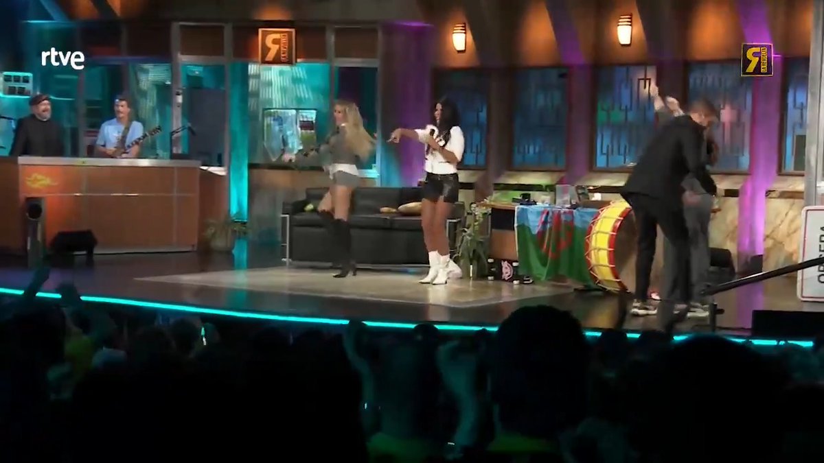 23 AÑOS DESPUÉS, vuelven a cantar Sonia y Selena la de 'Yo quiero bailar'. #LaRevuelta Qué ganas de unas salchipapas y subirme a un toro mecánico.