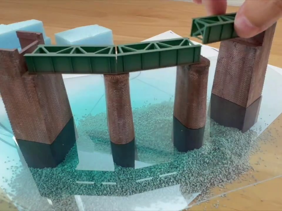 【美作線のひみつ】その6 水面の表現は、プラ板を塗って橋脚で挟み込みました。 どこまでも透き通った水の表現ができるおススメの工法です！ #鉄道模型 #Nゲージ #ジオラマ