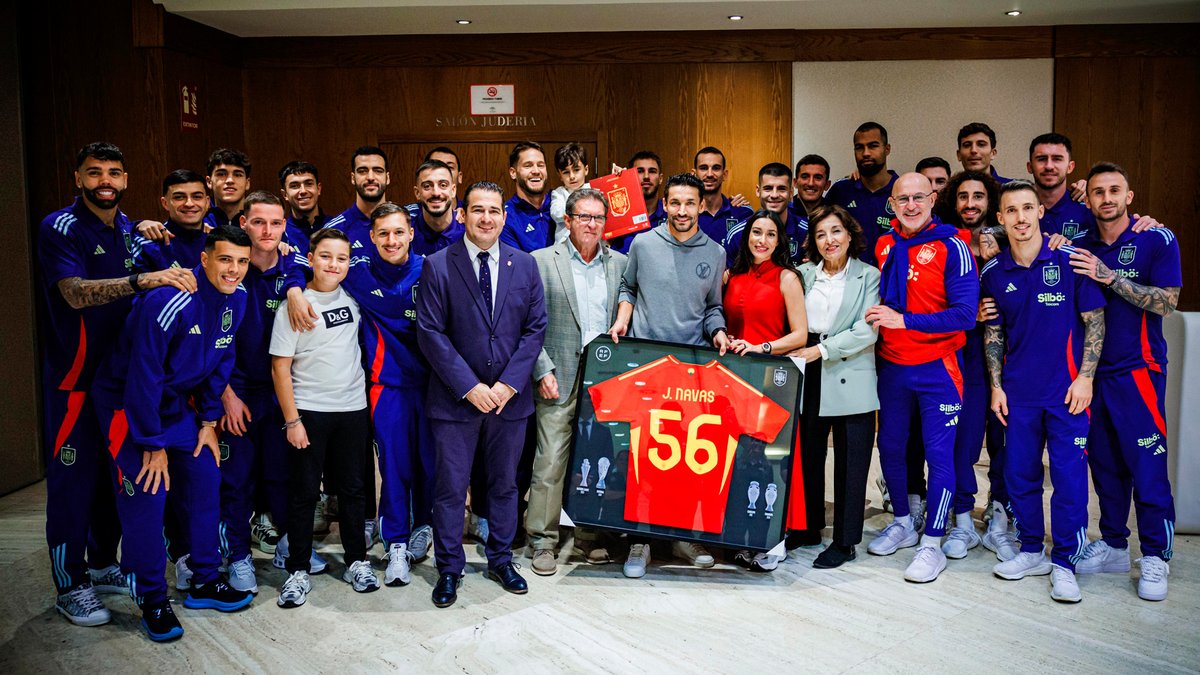 🙌🏽 Todo el mundo en pie, está aquí Jesús Navas. El futbolista con más títulos de la Selección Española Masculina de Fútbol recibe el cariño y el homenaje de SU EQUIPO. 🗣️ "Estoy muy feliz por volver a verles y poder estar aquí con mis compañeros". ℹ️ #VamosEspaña | #NationsLeague