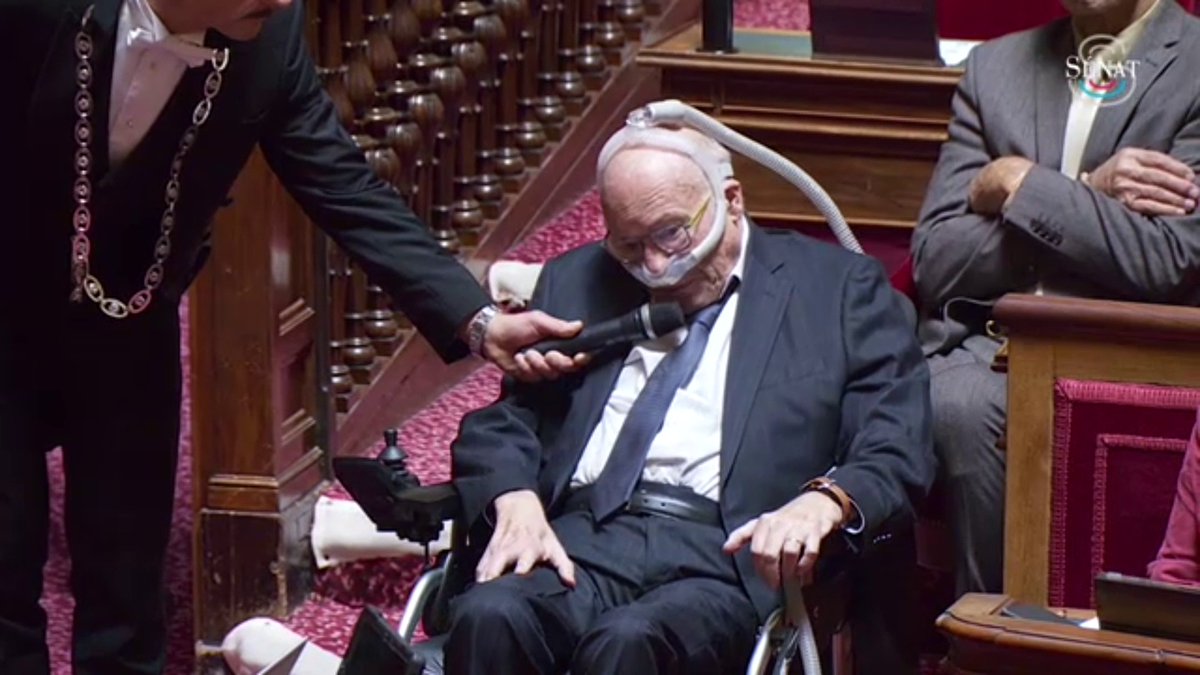 Affaibli et sous respirateur, le sénateur Gilbert Bouchet, atteint de la maladie de Charcot, défend sa proposition de loi pour une meilleure prise en charge des patients