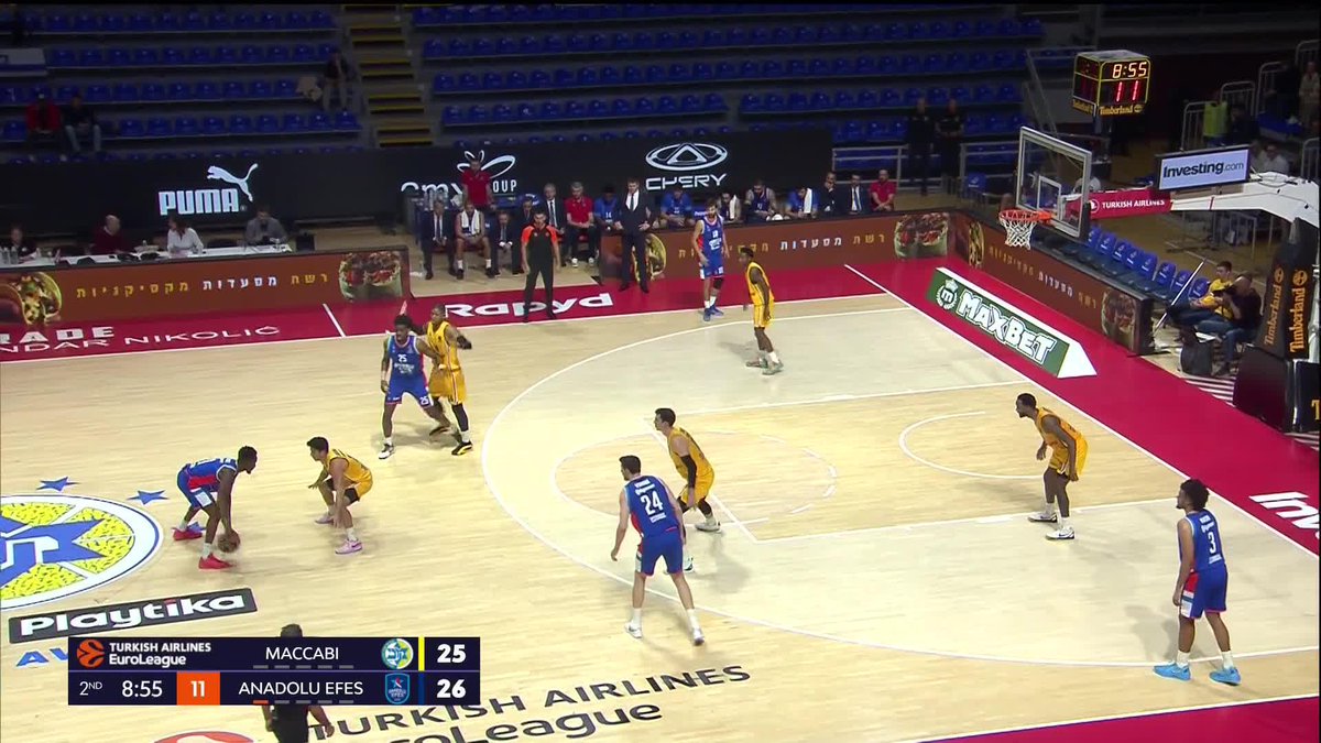 Saben Lee, EuroLeague kariyerindeki ilk sayılarını inanılmaz bir smaçla buldu.
