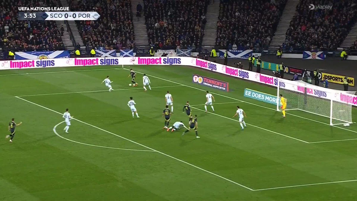 Close! It's an early chance for Scott McTominay in the Portugal box at Hampden Park. 📺 Watch live here: #SCOPOR