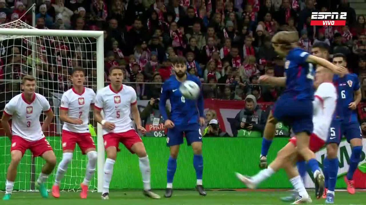 Qué espectáculo cómo la agarró Borna Sosa 🇭🇷 en Polonia-Croacia por la Nations League.