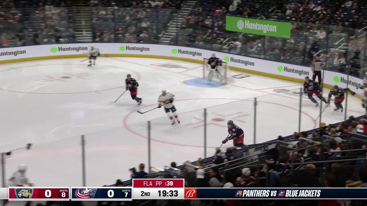 Cole Sillinger breaks the ice and the building erupts 🔊