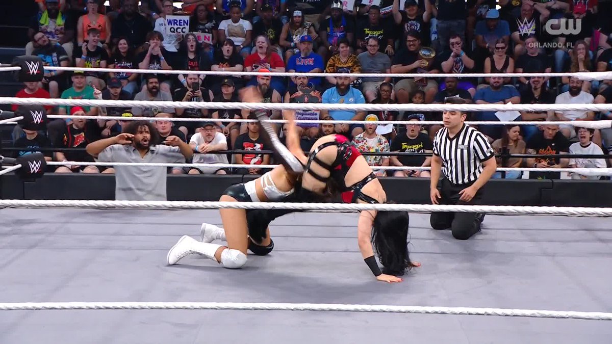 .Stephanie Vaquer is making a statement in her debut! 👊 #WWENXT
