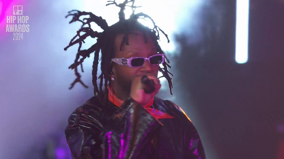 Juicy J performs “Slob On My Nob” and “Bandz A Make Her Dance” with 2 Chainz at the BET #HipHopAwards