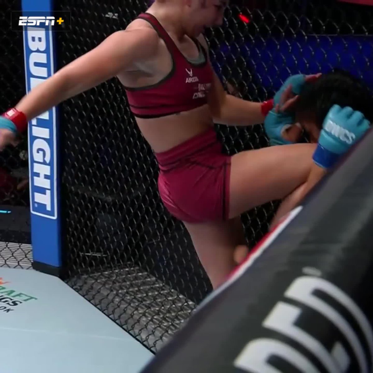 THE KNEE WAS LOUD 😳 #DWCS