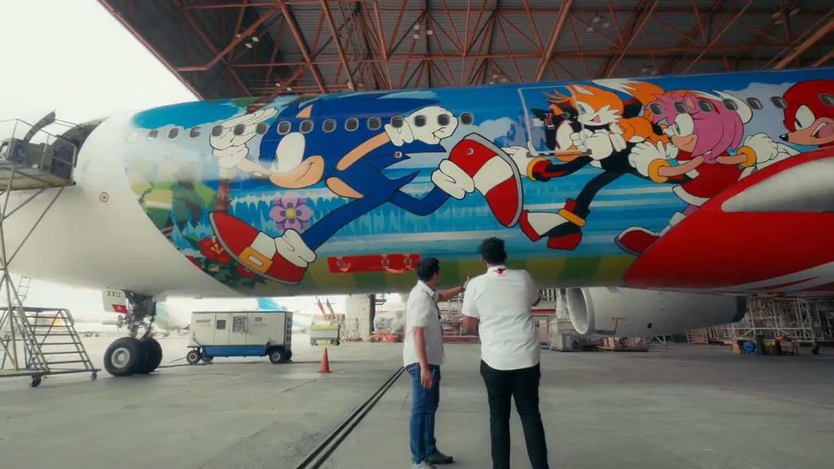 現在就航中のAirAsia × ソニック のコラボ機体ですが、完成までのタイムラプス動画が届きました👍🏻 ̖́-︎ 職人たちの手によって華麗に完成していく様子は圧巻ですね😆 空港で見かけた際にはぜひ写真撮ってみてください！ #ソニック