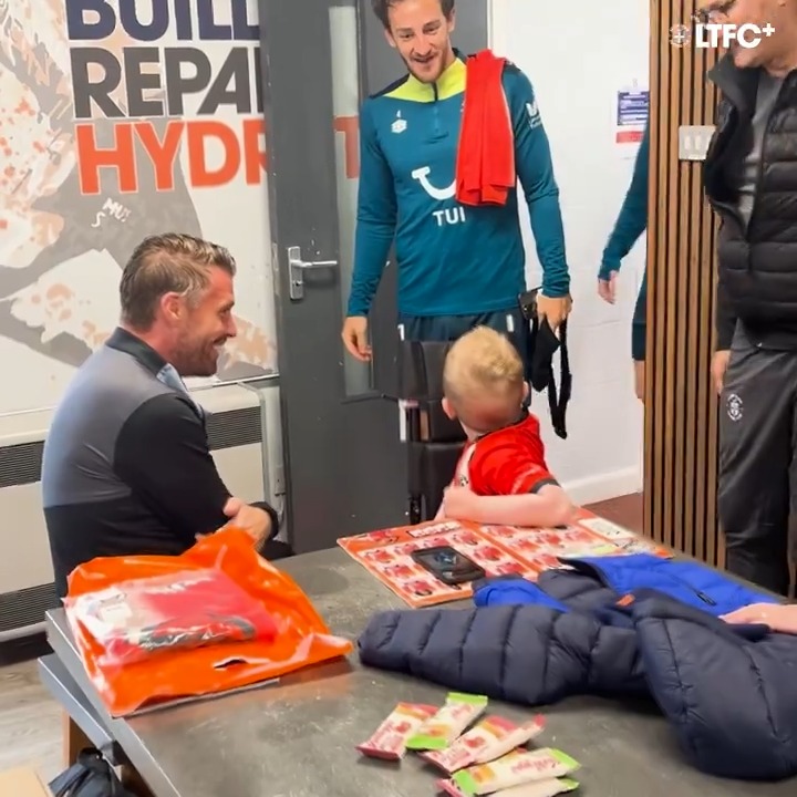 We had a special visitor to The Brache this week when six-year-old Ellis came to meet his heroes. Ellis has been fighting an aggressive form of cancer since he was four and couldn’t wait to show the lads how well he is able to walk after several operations to rebuild his femur.