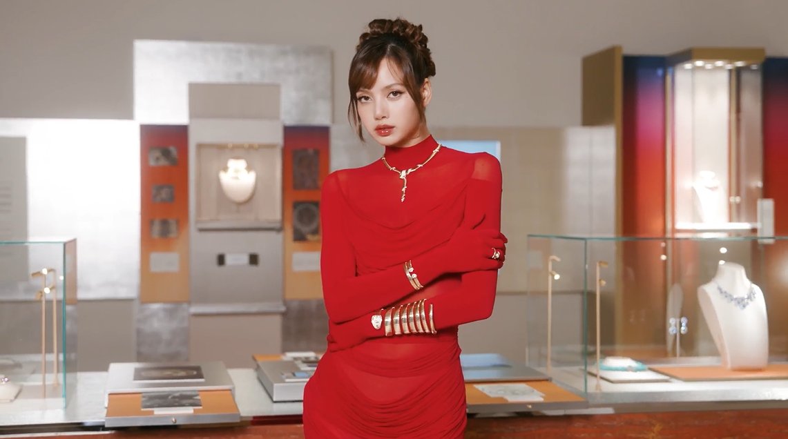 Adorned in #SerpentiTubogas, global brand ambassador Lisa attends the #EternallyReborn exhibition in Seoul. Discover more at #Bvlgari #BvlgariJewelry #BvlgariWatches #BvlgariTubogas #Serpenti
