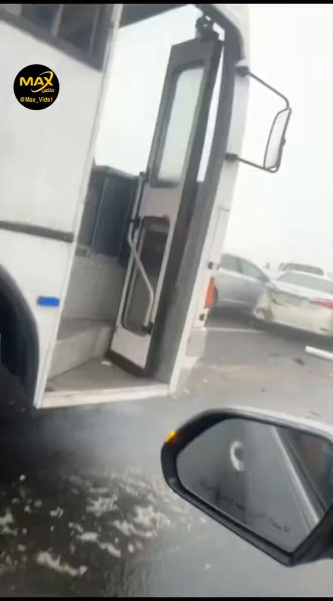 🟥 حادث لعدد كبير من السيارات بسبب الضباب . يا اخوان فيه "إنذار أحمر" من قبل 18 ساعة بخصوص الضباب الكثيف على المنطقة الشرقية . خذوا التنبيهات و الإنذارات ولا تتهاونوا فيها . بالنسبة للضباب معروف بكثافته هذه الفترة خاصة على السواحل الشرقية والغربية مابين القنفذة وينبع مروراً بجدة