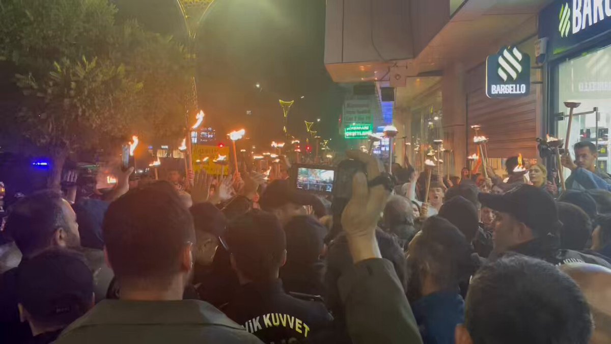 Kadınlar, ‘jin, jîyan, azadî’ ve ‘kadınlara değil katillere barikat’ sloganıyla uygulamaya protesto ediyor.