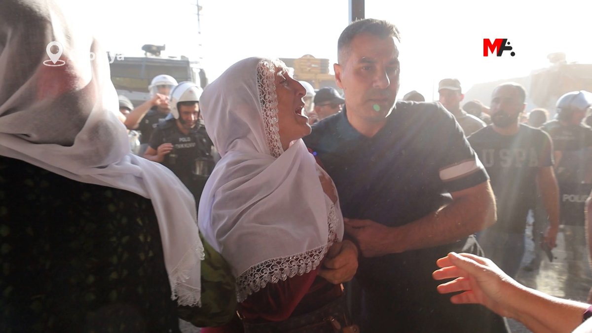 Barış Annelerine yönelik şiddetin yeni görüntüleri ŞIRNEX- Tilqebîn beldesinde “Savaşa Hayır" şiarıyla açıklama yapmak isteyen Barış Annelerine yönelik polis şiddetinin yeni görüntüleri ortaya çıktı.