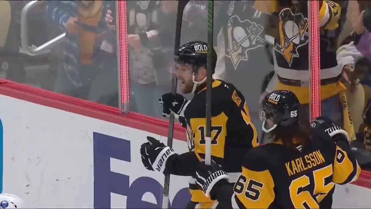 Sidney Crosby becomes the 10th player in NHL history to record 1,600 regular-season points, reaching it in the fifth-fewest games. It's the first time this milestone has been reached by an NHL player since Jaromir Jagr on Oct. 6, 2011.