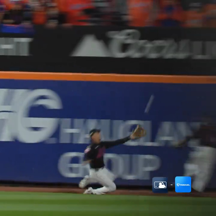 An on-field look of Tyrone Taylor's mind-boggling grab 👀