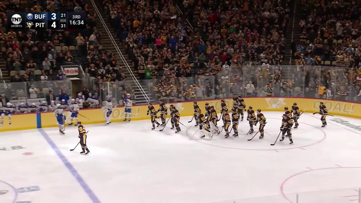 EVGENI MALKIN GETS NUMBER 500 AND THE PENS CLEAR THE BENCH TO CELEBRATE 🙌🚨