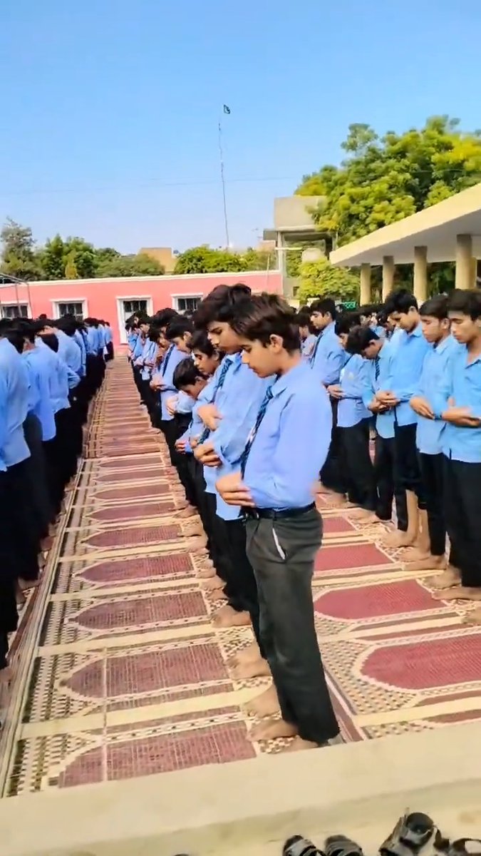 سرکاری سکول میں نماز ظہر کا باقاعدہ اہتمام کی جھلک ضلع وہاڑی سابقہ روایات کو برقرار رکھتے ہوئے گورنمنٹ اسلامیہ ہائی سکول وہاڑی میں نماز ظہر کا ایک روح پرور منظر جس میں سکول کے تمام طلباء نماز ظہر کی ادائیگی کے لیے مسجد میں موجود ہیں اور نماز ظہر ادا کر رہے ہیں