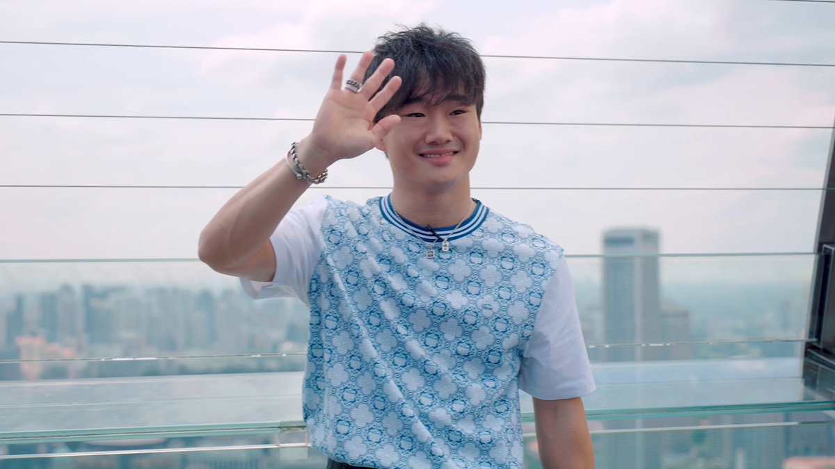 Last year, we saw 角田裕毅/Yuki Tsunoda take on the role of a Butler, a Sampan rower and even a Chef. This year, we were thrilled to have him back at the Sands SkyPark! Does he have what it takes to be a SkyPark attendant? #SingaporeNightRace #MarinaBaySands #YukiTsunoda