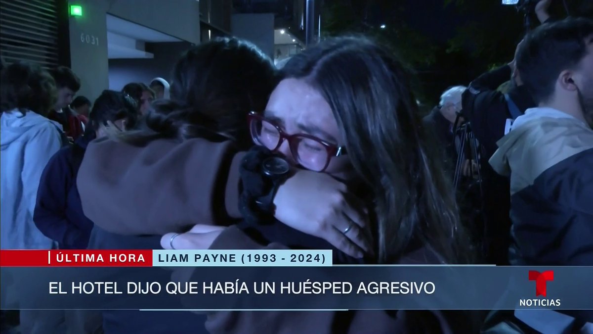 🇦🇷 | LIAM PAYNE (1993-2024): Decenas de seguidores se reúnen a las afueras del hotel donde falleció Liam Payne para homenajear al cantante británico.