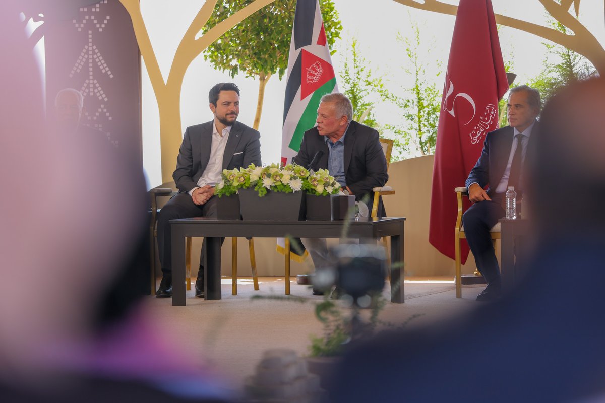 "سلامي للأهل جميعا بالطفيلة، أبناء وأحفاد حد الدقيق" من زيارة جلالة الملك عبدالله الثاني، يرافقه سمو الأمير الحسين بن عبدالله الثاني ولي العهد، لمحافظة #الطفيلة بمناسبة #اليوبيل_الفضي #الأردن #على_العهد25