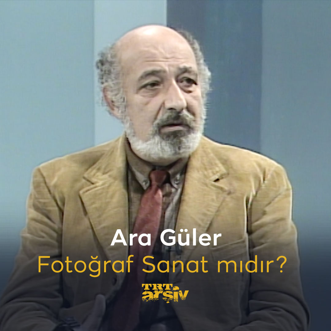 Yıl 1986 ve konuğumuz, fotoğrafçılık tarihimizin en önemli isimlerinden #AraGüler. Kendisi ile fotoğraf ve sanat üzerine derin bir sohbete dalıyoruz. 📸