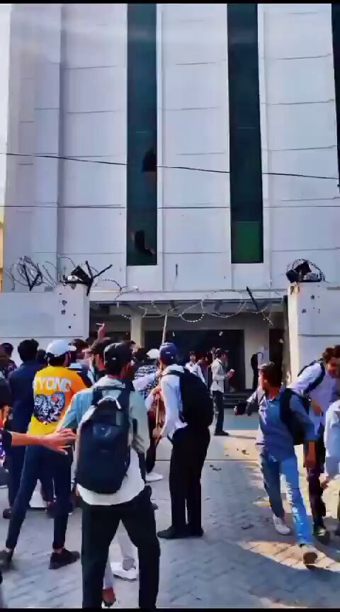 پختونخواہ میں جب امن و امان کی صورتحال بگڑتی ہے تو فوجی اور ن لیگی فوراً گورنر راج لگانے کی بات کرتے ہیں اور اب پنجاب میں مریم نواز مکمل طور پر امن و امان کنٹرول کرنے میں ناکام ھوگئی ہے تو گورنر راج بارے کیا خیال ہے؟ پیپلزپارٹی تو یقینا تیار ہی ھوگی