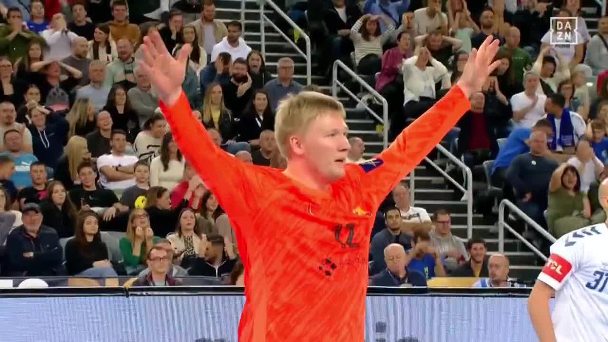 Con todos ustedes… ¡DOS DE LAS PARADAS DEL AÑO! 🤯🤯🤯🤯 Lo de Emil Nielsen en Zagreb es de locos 💥 #ehfcl #BalonmanoDAZN 🤾🏻