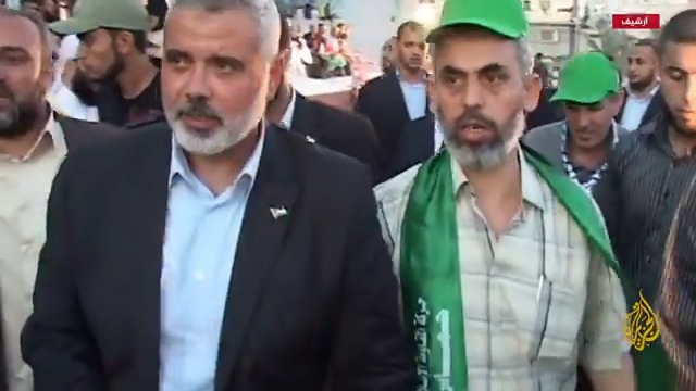 الصحفي إلياس كرام: الإسرائيليون كانوا يعتقدون أن #السنوار يختبئ في الأنفاق ويحيط نفسه بالأسرى المحتجزين للاحتماء، لكن الصور التي نشروها تظهر أنه كان في اشتباكات مع القوات الإسرائيلية حتى الرمق الأخير