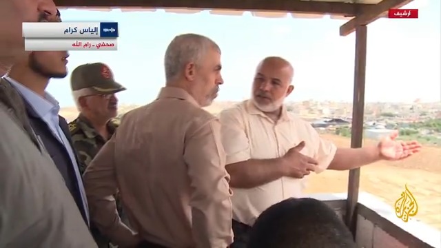 الصحفي إلياس كرام: من الواضح أن الجنود الذي وصلوا إلى جثة #السنوار هم من سربوا الخبر والصور عمدا، وقد يعاقب هؤلاء الجنود باعتبار أنهم سربوا حدثا سريا وأمنيا، ما أضر بمخطط الحكومة الإسرائيلية التي أرادت أن تختلق وتُظهر مقتله وهو مختبئ في الأنفاق #الأخبار #حرب_غزة