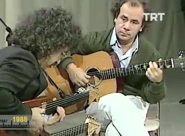 Aah bu yaşlardaki hallerini ilk kez görüyorum. İki usta müzisyen, perdesiz gitarıyla Erkan Oğur ve akustik gitarıyla Bülent Ortaçgil. 🩶 “Müzikte Arayışlar” programı Eser “Bana Seni Gerek Seni” #trtmuzik