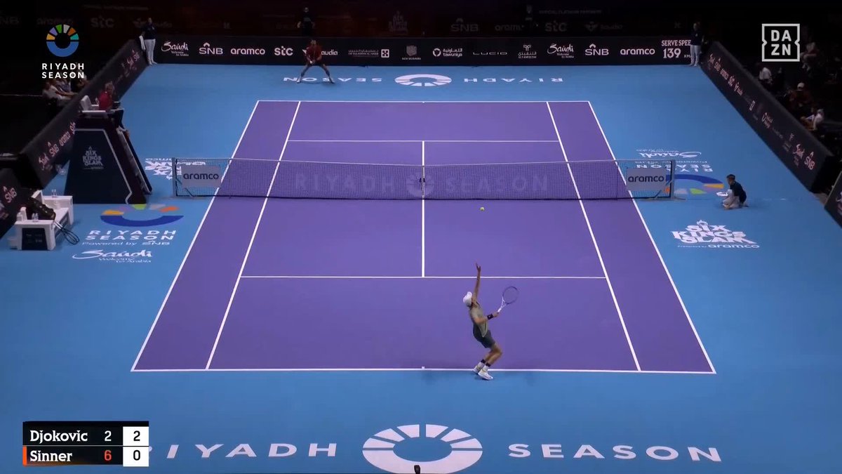 Jannik Sinner hits an OUTRAGEOUS angle against Novak Djokovic at the Six Kings Slam. Couldn’t have placed it any better. Magic hands. 🇮🇹🦊