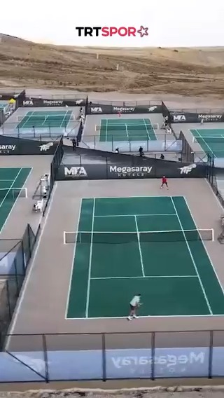 2 bin 300 rakımda uluslararası tenis turnuvası... 😍 🎾 Erciyes Dağı'nda 26 ülkeden 300'ün üzerinde sporcunun katıldığı Dünya Tenis Turnuvası gerçekleştirildi.