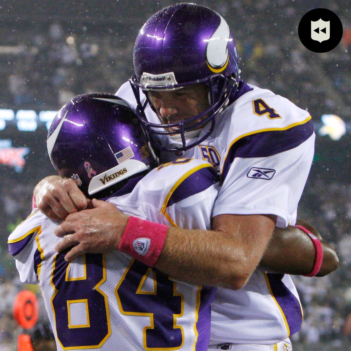 CRAZY: #Vikings icon Randy Moss caught Brett Favre's 500th career touchdown pass for Minnesota. 🤯 (Also, one of the nicest throws ever)