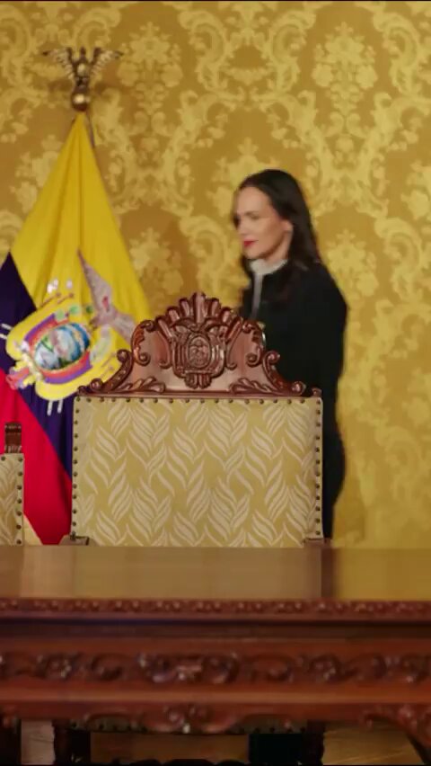 Apagones de 8, 6 y 4 horas en las próximas tres semanas. El presidente Daniel Noboa anunció esta noche la reducción paulatina de los cortes de luz durante las siguientes tres semanas. Y desde noviembre, el Estado subsidiará los primeros 180 kilovatios de energía para zonas residenciales. Para dar esta noticia estuvo acompañado de las ministras Inés Manzano y Sonsoles García.